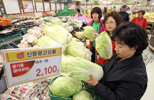 <YONHAP PHOTO-1062> 이마트, 배추 정부 비축분 50% 싸게 판매 (서울=연합뉴스) 이정훈 기자 = 이마트는 농림부, 농수산물 유통공사와 공동으로 7일 부터 13일까지 배추 10만통을 시세 대비 50% 저렴한 1통당 2,100원에 판매한다. 사진은 서울 이마트 용산점 지하 식품매장. 2011.4.7 uwg806@yna.co.kr/2011-04-07 12:29:02/ <저작권자 ⓒ 1980-2011 ㈜연합뉴스. 무단 전재 재배포 금지.>