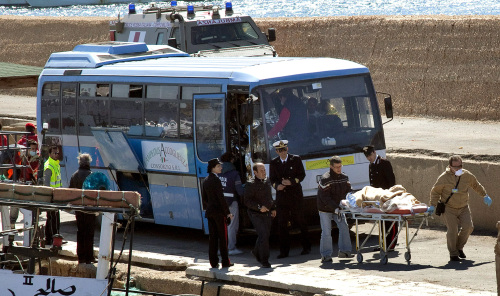 <YONHAP PHOTO-2610> Migrants arrive at the Lampedusa harbor, southern Italy, Wednesday, April 6, 2011. Italian coast guard officials were trying Wednesday to rescue migrants lost at sea after their boat capsized off the coast of Lampedusa, a tiny Italian island close to North Africa, officials said. Many were feared dead. The Coast Guard has saved 48 out of 200 believed to be aboard the rickety board, said Pietro Carosia of the Italian Coast Guard. But helicopters also have spotted corpses in the sea, Carosia said, declining to provide a number. The survivors were offered blankets, warm beverages and food as they arrived ashore Wednesday morning. Many suffered hypothermia and some were taken away by ambulance, said Carosia. (AP Photo/Giorgos Moutafis) GREECE OUT/2011-04-06 21:10:35/ <저작권자 ⓒ 1980-2011 ㈜연합뉴스. 무단 전재 재배포 금지.>
Migrants arrive at the Lampedusa harbor, southern Italy, Wednesday.  AP-Yonhap News