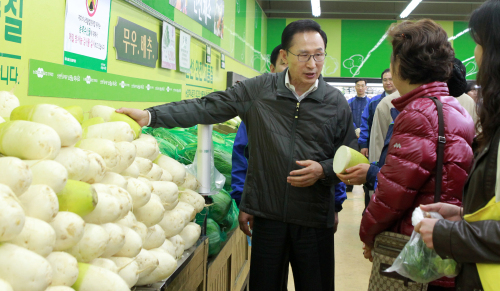 <YONHAP PHOTO-1077> 현장 물가점검 나선 李대통령 (서울=연합뉴스) 김병만 기자 = 이명박 대통령이 7일 오전 서울 서초구 양재동 농협 하나로클럽을 방문, 매장을 둘러보며 주부들과 물가에 대해 대화하고 있다. 2011.4.7 kimb01@yna.co.kr/2011-04-07 12:57:19/ <저작권자 ⓒ 1980-2011 ㈜연합뉴스. 무단 전재 재배포 금지.>
President Lee Myung-bak talks to a shopper about rising prices of farm and fishery products at the Hanaro Club in Seoul on Thursday.
Yonhap News
President Lee Myung-bak talks to a shopper about rising prices of farm and fishery products at the Hanaro Club in Seoul on Thursday. Yonhap News