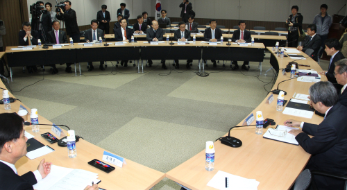 <YONHAP PHOTO-0832> 회의주재하는 이주호 장관 (서울=연합뉴스) 안정원 기자 = 이주호 교육과학기술부장관이 7일 서울 세종로 정부중앙청사에서 열린 국제과학비즈니스벨트위원회 1차 회의를 주재하고 있다.이날 회의에서는 과학벨트 조성사업의 향후 일정, 위원회 운영계획과 5월말~6월에 입지를 선정하고 연말까지 기본계획을 수립하는 추진일정을 확정지을 예정이다. 2011.4.7 jeong@yna.co.kr/2011-04-07 10:51:58/ <저작권자 ⓒ 1980-2011 ㈜연합뉴스. 무단 전재 재배포 금지.>
A panel holds a meeting on selecting the location of a science-business belt at the government office building in Seoul on Thursday.  Yonhap News