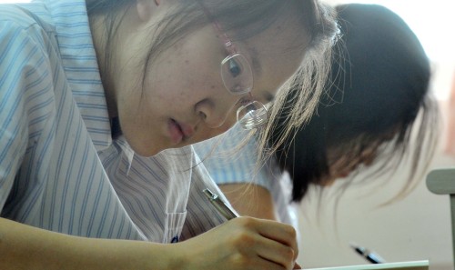 2010대학수능시험 모의고사가 치뤄진 3일 서울 잠실여고 에서 학생들이 심혈을 기울여 문제를 풀고 있다<br />김명섭기자 msiron@
2010대학수능시험 모의고사가 치뤄진 3일 서울 잠실여고 에서 학생들이 심혈을 기울여 문제를 풀고 있다
김명섭기자 msiron@
