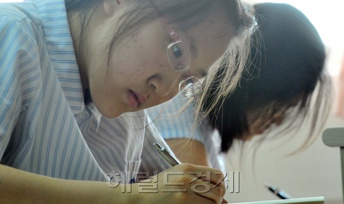 2010대학수능시험 모의고사가 치뤄진 3일 서울 잠실여고 에서 학생들이 심혈을 기울여 문제를 풀고 있다<br />김명섭기자 msiron@
2010대학수능시험 모의고사가 치뤄진 3일 서울 잠실여고 에서 학생들이 심혈을 기울여 문제를 풀고 있다
김명섭기자 msiron@
수시모집 내신 산정에 높은 비중을 차지하는 고교 3학년 1학기 중간고사는 고교 3년과정의 대부분을 종합평가하는 성격이 짙은 만큼 과거 오답의 정복, 기본교재의 개념 재확인 등 전략이 필요한 것으로 지적되고 있다. ［헤럴드경제DB］