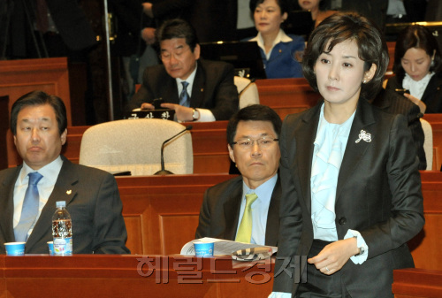 한나라당 나경원 마스터 토토사이트개혁특별위원회 위원장이 8일 오전 국회에서 열린 의원총회에서 경과보고를 하기 위해 발언석으로 향하는 모습을 김무성(왼쪽) 원내대표가 굳은 표정으로 지켜보고 있다.양동출dcyang@heraldm.com/110408/
한나라당 나경원 마스터 토토사이트개혁특별위원회 위원장이 8일 오전 국회에서 열린 의원총회에서 경과보고를 하기 위해 발언석으로 향하는 모습을 김무성(왼쪽) 원내대표가 굳은 표정으로 지켜보고 있다.양동출dcyang@heraldm.com/110408/
한나라당 나경원 마스터 토토사이트개혁특별위원회 위원장이 8일 오전 국회에서 열린 의원총회에서 경과보고를 하기 위해 발언석으로 향하는 모습을 김무성(왼쪽) 원내대표가 굳은 표정으로 지켜보고 있다.양동출dcyang@heraldm.com/110408/
한나라당의 마스터 토토사이트개혁을 추진해온 나경원 마스터 토토사이트개혁특별위원회 위원장이 8일 오전 국회에서 열린 한나라당 의원총회에서 경과보고를 하기 위해 발언석으로 향하는 모습을 김무성(왼쪽) 원내대표가 굳은 표정으로 지켜보고 있다. 양동출 기자/dcyang@heraldm.com