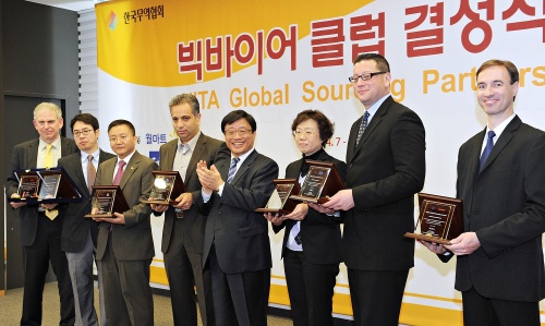 한국무역협회 주최로 7일 트레이드타워에서 열린 ‘프리미엄 코리아(Premium Korea) 2011’ 글로벌 빅바이어클럽 결성식에서 무역협회 오영호(왼쪽 네번째) 부회장과 오피스디포 클라라 유(왼쪽 다섯번째) 부사장 등 글로벌 유통기업 참가자들이 선정패 증정 후 기념촬영을 하고 있다.