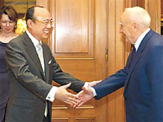 김승연 한화그룹 (대표이사 회장), 유엔한국협회 (회장), 한화 이글스 (구단주), 카롤로스 파풀리아스 (Karolos Papoulias) 그리스 대통령 (그리스) / 김승연회장-그리스 대통령 면담…한화 태양광 현지진출 도움 요청