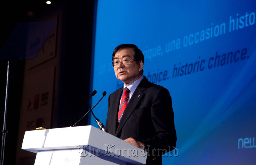 Cho Yang-ho, the PyeongChang 2018 bid chairman and CEO, speaks during a presentation about the candidate city in front of IOC members and world sports leaders in London on Thursday evening. VERO Communications
Cho Yang-ho, the PyeongChang 2018 bid chairman and CEO, speaks during a presentation about the candidate city in front of IOC members and world sports leaders in London on Thursday evening. VERO Communications