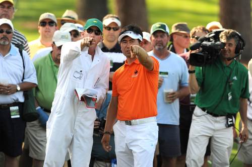 <YONHAP PHOTO-1167> Y.E. Yang of South Korea and his caddie Michael Bestor discuss options from the rough on the 17th hole during the first round of the Masters golf tournament at Augusta National Golf Club on April 7, 2011 in Augusta, Georgia. AFP PHOTO / Robyn BECK /2011-04-08 07:35:45/ <저작권자 ⓒ 1980-2011 ㈜연합뉴스. 무단 전재 재배포 금지.>
Yang Yong-eun and his caddie Michael Bestor discuss options from the rough on the 17th hole during the first round of the Masters golf tournament at Augusta National Golf Club in Augusta, Georgia, Thursday.  AFP-Yonhap News