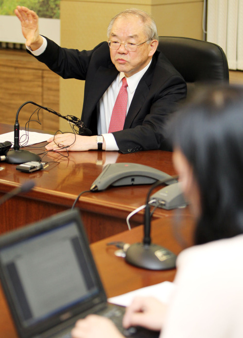 <YONHAP PHOTO-1834> '설명하는 서남표' (대전=연합뉴스) 김준호 기자 = 7일 인천의 한 KAIST 휴학생이 올들어 네번째 스스로 목숨을 끊으면서 KAIST가 개교 이래 최대 위기를 맞은 가운데 서남표 총장이 긴급 기자간담회장에서 대책 등에 대해 설명하고 있다.2011.4.7 kjunho@yna.co.kr/2011-04-07 19:43:54/ <저작권자 ⓒ 1980-2011 ㈜연합뉴스. 무단 전재 재배포 금지.>
Suh Nam-pyo