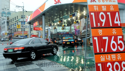 Cars pull into a gas station in eastern Seoul. Consumers have been raising complaints about soaring gas prices that forced refiners to recently announce a cut. Park Hyun-koo/The Korea Herald