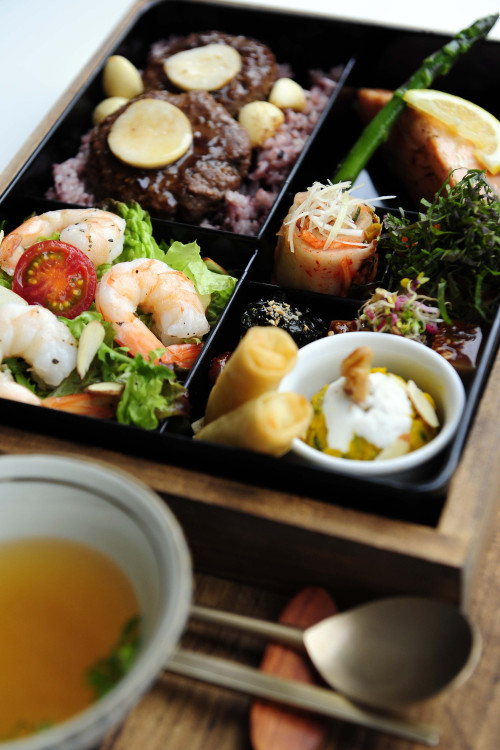 Ongkasomsi’s upscale 35,000 won dosirak comes with juicy Korean-style hamburger
steaks, a hunk of pan-fried smoked salmon, shrimp salad, kabocha squash salad in tofu cream sauce, egg rolls and other tasty tidbits (Park Hae-mook/The Korea Herald)