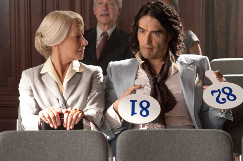 Helen Mirren as Hobson and Russell Brand as Arthur in Warner Bros. Pictures’ romantic comedy “Arthur.” Courtesy of Barry Wetcher/Warner Bros. (Pictures/MCT) 헬렌 미렌(Ilynea Lydia Mironoff) 영화배우(미국)/A Brand new twist on ‘Arthur’