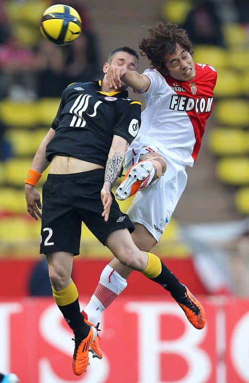 <YONHAP PHOTO-0384> Monaco's forward Chu Young Park (R) vies with Lille's midfielder Mathieu Debuchy (L) during the French L1 football match Monaco vs Lille, on April 09, 2011 at the Louis II stadium in Monaco. AFP PHOTO VALERY HACHE /2011-04-10 06:53:20/ <저작권자 ⓒ 1980-2011 ㈜연합뉴스. 무단 전재 재배포 금지.>
Monaco’s Park Chu-young (right) and Lille’s Mathieu Debuchy vie for the ball.   AFP-Yonhap News