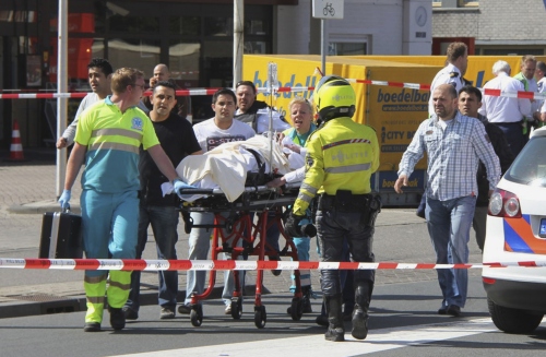 <YONHAP PHOTO-1578> CORRECTS SPELLING TO ALPHEN AAN DEN RIJN RETRANSMISSION FOR ALTERNATIVE CROP Injured people are carried out of a shopping mall after a shooting in Alphen aan den Rijn, 15 miles (25 kilometers) southwest of Amsterdam, Netherlands, Saturday, April 9, 2011. A gunman opened fire with an automatic weapon at a shopping mall outside Amsterdam on Saturday, leaving at least four people dead and wounding 16 others, Dutch officials said. (AP Photo/www.regio15.nl) NETHERLANDS OUT/2011-04-09 23:35:22/ <저작권자 ⓒ 1980-2011 ㈜연합뉴스. 무단 전재 재배포 금지.>
Injured people are carried out of a shopping mall after a shooting in Alphen aan den Rijn, 25 kilometers southwest of Amsterdam, Saturday.  AP-Yonhap News