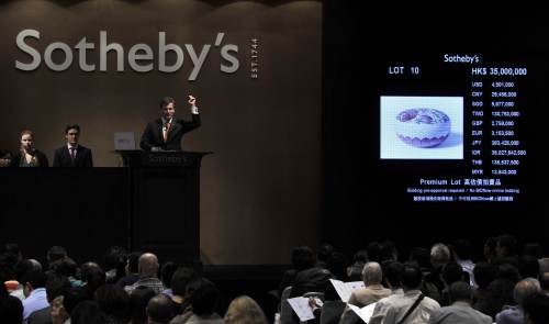 <YONHAP PHOTO-2349> An auctioneer closes the bidding on a Famille rose (fencai) peach box and cover, from the Jingdezhen imperial kilns, Jiangxi province, Qing Dynasty AD1736-95 at the Sotherby's auction titled "The Meiyintang Collection" in Hong Kong on April 7, 2011. The piece, auctioned from a private collection of Imperial Chinese porcelain, sold for 35 million Hong Kong dollars (4, 501, 000 USD). It was estimated to be sold at 40-60 million Hong Kong dollars (5.1-7.7 million USD). AFP PHOTO / Antony DICKSON /2011-04-07 21:51:57/ <저작권자 ⓒ 1980-2011 ㈜연합뉴스. 무단 전재 재배포 금지.>
An auctioneer closes the bidding on a Famille rose (fencai) peach box and cover, from the Jingdezhen imperial kilns, Jiangxi province, Qing Dynasty AD1736-95, at the Sotherby’s auction, “The Meiyintang Collection,” in Hong Kong on April 7. The piece, auctioned from a private collection of Imperial Chinese porcelain, sold for HK$35 million ($4, 501, 000). It had been estimated to be sold at HK$40-60 million ($5.1-7.7 million).  AFP