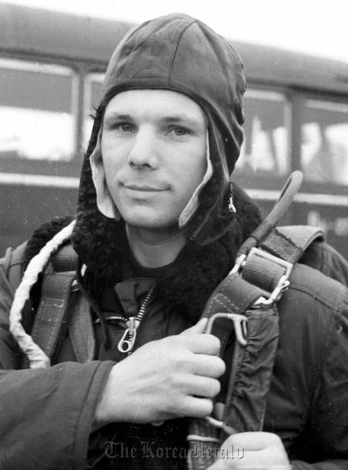 This photo released by TASS in April 1961 shows cosmonaut Major Yuri Gagarin during training.  AP-Yonhap News