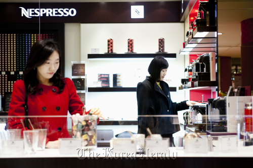 Shoppers look around Nespresso’s products at its boutique at Lotte Department Store’s main branch in downtown Seoul. Nepresso Korea
Shoppers look around Nespresso’s products at its boutique at Lotte Department Store’s main branch in downtown Seoul. Nepresso Korea