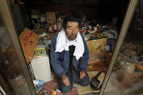 (Kunio Shiga poses for a photo at his home in Minami Soma, Fukushima Prefecture, inside the deserted evacuation zone established for the 20 kilometer radius around the Fukushima Dai-ichi nuclear complex in northeastern Japan Friday, April 8, 2011. / AP-Yonhap News)