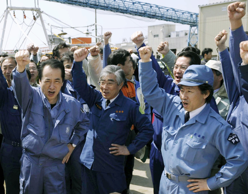 <YONHAP PHOTO-1038> Japan's Prime Minister Naoto Kan, left, shouts "Come on, Japan" along with Ishinomaki Mayor Hiroshi Kameyama, center, and other people as he visits Ishinomaki, a port town devastated by last month's earthquake and tsunami in northeastern Japan, on Sunday April 10, 2011. (AP Photo/Kyodo News) JAPAN OUT, MANDATORY CREDIT, NO LICENSING IN CHINA, HONG KONG, JAPAN, SOUTH KOREA AND FRANCE/2011-04-10 13:40:20/ <저작권자 ⓒ 1980-2011 ㈜연합뉴스. 무단 전재 재배포 금지.>
Japan’s Prime Minister Naoto Kan (left) shouts “Come on, Japan” along with Ishinomaki Mayor Hiroshi Kameyama (center) and other people as he visits Ishinomaki, a port town devastated by last month’s earthquake and tsunami in northeastern Japan, on Sunday.   AP-Yonhap News