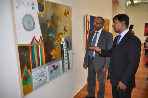 Bangladesh Ambassador Shahidul Islam (right) discusses the different
imagery found in contemporary Bangladesh art with India
Ambassador Skand R. Tayal. (Yoav Cerralbo/The Korea Herald)