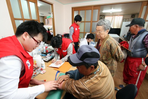 <YONHAP PHOTO-0358> 길병원 의료봉사단 검진받는 연평도 주민들 (인천=연합뉴스) 가천의대길병원 의료봉사단이 지난 9일 인천시 옹진군 연평도 임시진료소에서 주민들을 대상으로 건강 검진을 하고 있다. 2011.4.10 <<가천의대길병원>> smj@yna.co.kr/2011-04-10 06:48:59/ <저작권자 ⓒ 1980-2011 ㈜연합뉴스. 무단 전재 재배포 금지.>
<YONHAP PHOTO-0358> 길병원 의료봉사단 검진받는 연평도 주민들 (인천=연합뉴스) 가천의대길병원 의료봉사단이 지난 9일 인천시 옹진군 연평도 임시진료소에서 주민들을 대상으로 건강 검진을 하고 있다. 2011.4.10 <<가천의대길병원>> smj@yna.co.kr/2011-04-10 06:48:59/ <저작권자 ⓒ 1980-2011 ㈜연합뉴스. 무단 전재 재배포 금지.>
<YONHAP PHOTO-0358> 길병원 의료봉사단 검진받는 연평도 주민들 (인천=연합뉴스) 가천의대길병원 의료봉사단이 지난 9일 인천시 옹진군 연평도 임시진료소에서 주민들을 대상으로 건강 검진을 하고 있다. 2011.4.10 <<가천의대길병원>> smj@yna.co.kr/2011-04-10 06:48:59/ <저작권자 ⓒ 1980-2011 ㈜연합뉴스. 무단 전재 재배포 금지.>
<YONHAP PHOTO-0358> 길병원 의료봉사단 검진받는 연평도 주민들 (인천=연합뉴스) 가천의대길병원 의료봉사단이 지난 9일 인천시 옹진군 연평도 임시진료소에서 주민들을 대상으로 건강 검진을 하고 있다. 2011.4.10 <<가천의대길병원>> smj@yna.co.kr/2011-04-10 06:48:59/ <저작권자 ⓒ 1980-2011 ㈜연합뉴스. 무단 전재 재배포 금지.>
가천의대길병원 의료봉사단이 최근 인천시 옹진군 연평도 임시진료소에서 주민들을 대상으로 건강검진을 하고 있다.
가천의대길병원 의료봉사단이 최근 인천시 옹진군 연평도 임시진료소에서 주민들을 대상으로 건강검진을 하고 있다.