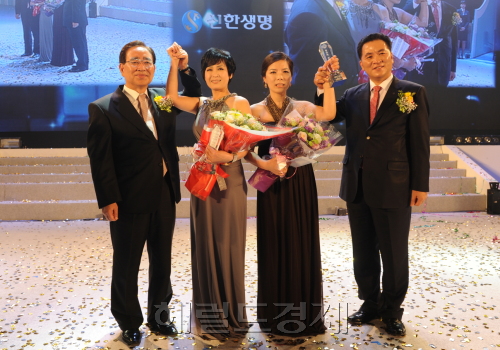 신한생명은 최근 한동우 신한금융지주 회장과 권점주 신한생명 사장, 신한생명 임직원 및 우수설계사 등 4000여 명이 참석한 가운데 ‘2011년 뉴 리더(New Leader) 전진대회’를 개최했다고 11일 밝혔다. 이 회사는 이날 중장기 경영목표 ‘빅 신한 2015‘를 선포하고, 신한 웨이(WAY)에 기반한 변화혁신을 강화하기로 했다.  신한지주 한 회장(왼쪽 첫번째), 신한생명 권 사장이 이날 대상 수상자인 정안숙(왼쪽 두번째), 박영숙씨와 함께 기념 사진을 찍고 있다.