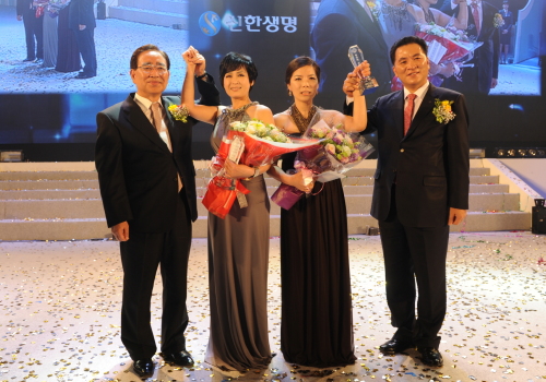 신한생명은 최근 한동우 신한금융지주 회장과 권점주 신한생명 사장, 신한생명 임직원 및 우수설계사 등 4000여 명이 참석한 가운데 ‘2011년 뉴 리더(New Leader) 전진대회’를 개최했다고 11일 밝혔다. 이 회사는 이날 중장기 경영목표 ‘빅 신한 2015‘를 선포하고, 신한 웨이(WAY)에 기반한 변화혁신을 강화하기로 했다.  신한지주 한 회장(왼쪽 첫번째), 신한생명 권 사장이 이날 대상 수상자인 정안숙(왼쪽 두번째), 박영숙씨와 함께 기념 사진을 찍고 있다.