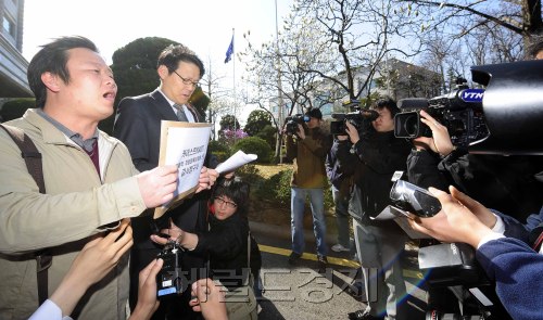 최근 한국과학기술원(KAIST)에서 학생4명이 잇따라 자살한데 이어 한 교수까지 스스로 목숨을 끊어 사태가 점점 심각해지고 있는 가운데 참여연대 민생희망본부 이광철 변화사와 안진걸 팀장이 11일 오전 서울 삼청동 감사원 앞에서 카이토토사이트 승인전화x 사태에 대해 감사원에 감사청구 를 하고 있다. 박해묵 기자/mook@heraldm.com
최근 한국과학기술원(KAIST)에서 학생4명이 잇따라 자살한데 이어 한 교수까지 스스로 목숨을 끊어 사태가 점점 심각해지고 있는 가운데 참여연대 민생희망본부 이광철 변화사와 안진걸 팀장이 11일 오전 서울 삼청동 감사원 앞에서 카이토토사이트 승인전화x 사태에 대해 감사원에 감사청구 를 하고 있다. 박해묵 기자/mook@heraldm.com