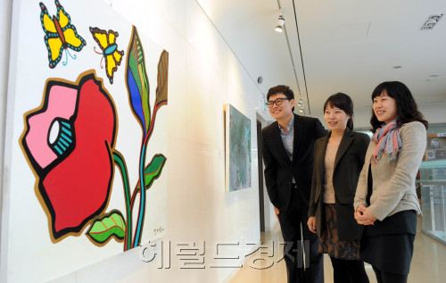 구청로비에 꽃이 피고 나비가 날고 있다. 서초구는 봄을 맞아 서초미술협회 국내유명화가의 다양한 작품 48점을 구청 로비 및 복도공간을 활용하여 전시하여 구청을 찾은 민원인들의 눈길을 끌고 있다./ 안훈기자 rosedale@ 2011.04.11
구청로비에 꽃이 피고 나비가 날고 있다. 서초구는 봄을 맞아 서초미술협회 국내유명화가의 다양한 작품 48점을 구청 로비 및 복도공간을 활용하여 전시하여 구청을 찾은 민원인들의 눈길을 끌고 있다./ 안훈기자 rosedale@ 2011.04.11
구청로비에 꽃이 피고 나비가 날고 있다. 서초구는 봄을 맞아 서초미술협회 국내유명화가의 다양한 작품 48점을 구청 로비 및 복도공간을 활용하여 전시하여 구청을 찾은 민원인들의 눈길을 끌고 있다./ 안훈기자 rosedale@ 2011.04.11
