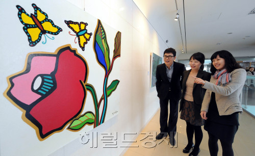 구청로비에 꽃이 피고 나비가 날고 있다. 서초구는 봄을 맞아 서초미술협회 국내유명화가의 다양한 작품 48점을 구청 로비 및 복도공간을 활용하여 전시하여 구청을 찾은 민원인들의 눈길을 끌고 있다./ 안훈기자 rosedale@ 2011.04.11
구청로비에 꽃이 피고 나비가 날고 있다. 서초구는 봄을 맞아 서초미술협회 국내유명화가의 다양한 작품 48점을 구청 로비 및 복도공간을 활용하여 전시하여 구청을 찾은 민원인들의 눈길을 끌고 있다./ 안훈기자 rosedale@ 2011.04.11
구청로비에 꽃이 피고 나비가 날고 있다. 서초구는 봄을 맞아 서초미술협회 국내유명화가의 다양한 작품 48점을 구청 로비 및 복도공간을 활용하여 전시하여 구청을 찾은 민원인들의 눈길을 끌고 있다./ 안훈기자 rosedale@ 2011.04.11