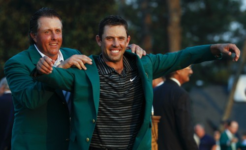 <YONHAP PHOTO-0659> Former champion Phil Mickelson, back, helps Charl Schwartzel of South Africa with his green Masters jacket after winning the Masters golf tournament Sunday, April 10, 2011, in Augusta, Ga. (AP Photo/Matt Slocum)/2011-04-11 08:46:31/ <저작권자 ⓒ 1980-2011 ㈜연합뉴스. 무단 전재 재배포 금지.>
Phil Mickelson (left) helps Charl Schwartzel put on his green jacket after winning the Masters tournament.  AP-Yonhap News