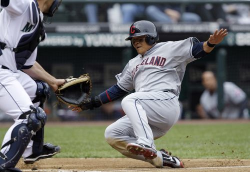 <YONHAP PHOTO-0456> Seattle Mariners catcher Chris Gimenez, left, waits for the ball as Cleveland Indians' Shin-Soo Choo scores in the third inning of a baseball game Sunday, April 10, 2011, in Seattle. Ichiro Suzuki erred on the play with a high throw on the double he fielded in right by Orlando Cabrera. (AP Photo/Elaine Thompson)/2011-04-11 07:32:59/ <저작권자 ⓒ 1980-2011 ㈜연합뉴스. 무단 전재 재배포 금지.>
Cleveland Indians right fielder Choo Shin-soo scores a run in the third inning.
AP-Yonhap News