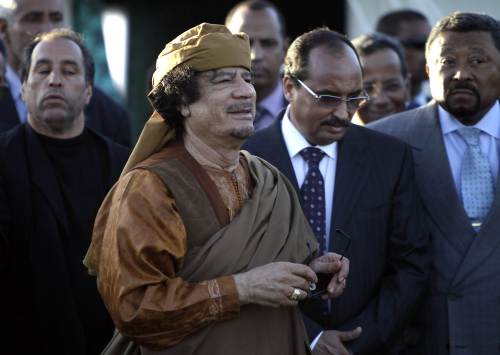 <YONHAP PHOTO-0191> Libyan leader Moamer Kadhafi stands outside a tent erected at his Bab al-Aziziya residence in Tripoli on April 10, 2011 during a meeting with a high-ranking African Union delegation trying to negotiate a truce between Kadhafi's forces and rebels seeking to oust him. AFP PHOTO/JOSEPH EID /2011-04-11 06:18:29/ <저작권자 ⓒ 1980-2011 ㈜연합뉴스. 무단 전재 재배포 금지.>
Libyan leader Moammar Gadhafi stands outside a tent erected at his Bab al-Aziziya residence in Tripoli on Sunday during a meeting with a high-ranking African Union delegation trying to negotiate a truce between Gadhafi’s forces and rebels seeking to oust him.  AFP-Yonhap News