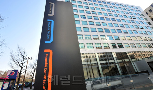 현대캐피탈 해킹 사건으로 고객의 신용등급뿐 아니라 비밀번호도 해킹 된 것으로 파악되면서 피해가 속출할 것으로 우려되고 있는 가운데 11일 오전 서울 여의도 현대캐피탈 본사.<br />김명섭 기자 msiron@
The headquarters of Hyundai Capital in southern Seoul. Kim Myung-sub/The Korea Herald