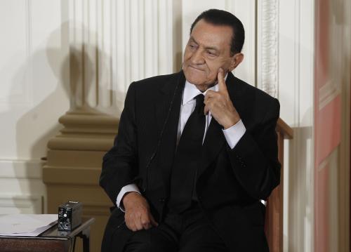 <YONHAP PHOTO-1966> FILE - In this Wednesday, Sept. 1, 2010 file photo, Egypt's President Hosni Mubarak listens as Israel's Prime Minister Benjamin Nethanyahu, unseen, speaks in the East Room of the White House in Washington. Ex-Egyptian President Hosni Mubarak denied abuse of authority in his first speech since ouster Sunday. (AP Photo/Charles Dharapak, File)/2011-04-10 22:52:29/ <저작권자 ⓒ 1980-2011 ㈜연합뉴스. 무단 전재 재배포 금지.>
Hosni Mubarak