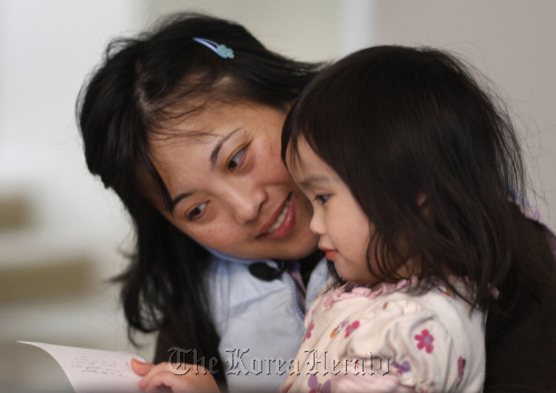 Fawn Lee with her daughter, Ellen, 3. Lee talked about her life and her illness while being videotaped by videographers from LifeChronicles in her San Jose, California, home, March 26.  San Jose Mercury News/MCT