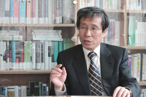 Kim Seong-kon, director of the Seoul International Forum for Literature, speaks in his office at Seoul National University in Seoul on March 31. (Chung Hee-cho/The Korea Herald)
