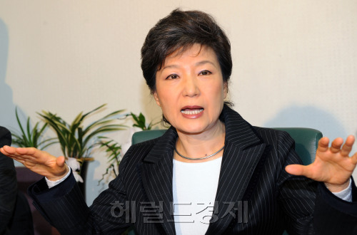 박근혜 한나라당 전 대표가 12일 국회 의원회관에서 긴급 기자회견을 갖고 영남지역 현역의원을 50% 물갈이하기로 합의했다는 이방호사무총장의 발언에 대해 음모론을 제기하고 있다. 양동출기자 dcyang@
박근혜 한나라당 전 대표가 12일 국회 의원회관에서 긴급 기자회견을 갖고 영남지역 현역의원을 50% 물갈이하기로 합의했다는 이방호사무총장의 발언에 대해 음모론을 제기하고 있다. 양동출기자 dcyang@
박근혜 한나라당 전 대표가 12일 국회 의원회관에서 긴급 기자회견을 갖고 영남지역 현역의원을 50% 물갈이하기로 합의했다는 이방호사무총장의 발언에 대해 음모론을 제기하고 있다. 양동출기자 dcyang@