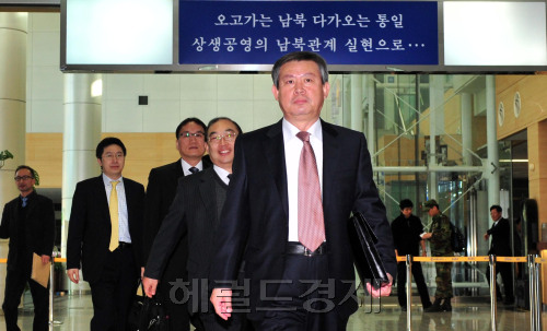 백두산 화산 문제를 논의하기 위한 토토사이트 신고보상 전문가 2차회의가 12일 오전 북한 개성 자남산여관에서 열려 우리측 수석대표인 유인창 경북대 교수 등이 도라산 토토사이트 신고보상출입사무소에서 출경하고 있다.<br alt=