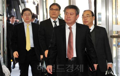 백두산 화산 문제를 논의하기 위한 토토사이트 신고보상 전문가 2차회의가 12일 오전 북한 개성 자남산여관에서 열려 우리측 수석대표인 유인창 경북대 교수 등이 도라산 토토사이트 신고보상출입사무소에서 출경하고 있다.<br alt=