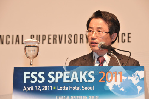 롯데호텔에서 12일 열린 'FSS SPEAKS 2011' 회의에서 권혁세 금융감독위원장이 개막연설을 하고 있다. <br />정희조 기자/checho@heraldm.com 110412
권혁세 금융감독원장은 12일 오전 서울 롯데호텔에서 외국계 금융회사 등을 대상으로 개최한 연례 업무설명회 기조연설을 통해 “불공정 거래 등  금융시장의 위법행위는 국적을 따지지 않고 엄정하게 대처하겠다”고 강조했다.  정희조 기자@checho