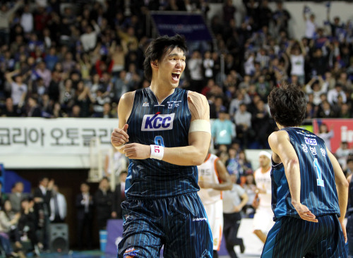 <YONHAP PHOTO-2254> 기뻐하는 하승진 (전주=연합뉴스) 김동철 기자 = 11일 전북 전주실내체육관에서 열린 프로농구 4강 플레이오프 전주 KCC와 인천 전자랜드의 경기. KCC 강병현이 4쿼터 후반 3점슛을 성공하자 하승진이 함께 기뻐하고 있다. 2011.4.11 sollenso@yna.co.kr/2011-04-11 21:17:32/ <저작권자 ⓒ 1980-2011 ㈜연합뉴스. 무단 전재 재배포 금지.>
KCC Egis center Ha Seung-jin  Yonhap News