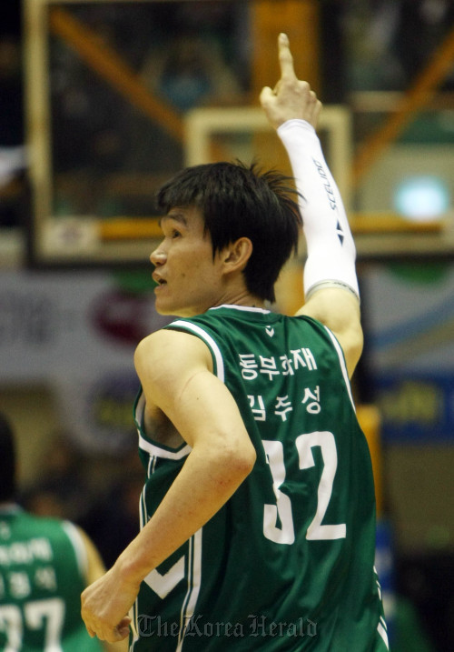 <YONHAP PHOTO-2751> 프로농구 동부 "1승 남았다" (원주=연합뉴스) 이상학 기자 = 8일 오후 원주 치악체육관에서 열린 프로농구 4강 플레이오프 3차전에서 부산 KT에 승리한 원주 동부 김주성이 환호하고 있다. 2011.4.8 hak@yna.co.kr/2011-04-08 21:16:57/ <저작권자 ⓒ 1980-2011 ㈜연합뉴스. 무단 전재 재배포 금지.>
Dongbu forward Kim Joo-sung   Yonhap News