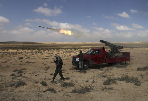 <YONHAP PHOTO-0261> In this photo taken Saturday, April 9, 2011, Libyan rebel fighters fire rockets in the desert half way between Ajdabiya and Brega, in Libya. Libyan rebels said NATO airstrikes on Sunday helped them drive Moammar Gadhafi's forces out of the hard-fought eastern city of Ajdabiya that is the gateway to the opposition's stronghold. (AP Photo/Altaf Qadri)/2011-04-11 06:39:02/ <저작권자 ⓒ 1980-2011 ㈜연합뉴스. 무단 전재 재배포 금지.>
Libyan rebel fighters fire rockets in the desert half way between Ajdabiya and Brega, in Libya on Sunday.  AP-Yonhap News