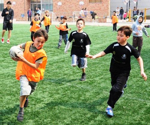 칼라 2 단
Kids enjoy a game of touch with Han River Pirates at Dulwich College Seoul. Shane Lowndes
Kids enjoy a game of touch with Han River Pirates at Dulwich College Seoul. Shane Lowndes