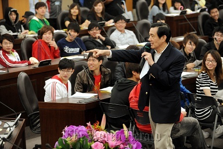 Taiwanese President Ma Ying-jeou fields a question in an informal discussion with students of St. John’s University in Taipei on Sunday. Taipei Mission in Korea