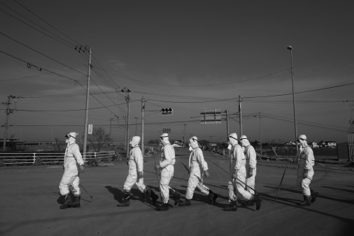 <YONHAP PHOTO-0798> In this Thursday April 7, 2011 photo, Japanese police wearing protective radiation suits search for the bodies of victims of the tsunami in the Odaka area of Minamisoma, inside the deserted evacuation zone established for the 20 kilometer radius around the Fukushima Dai-ichi nuclear reactors. (AP Photo/David Guttenfelder) /2011-04-12 11:19:22/ <저작권자 ⓒ 1980-2011 ㈜연합뉴스. 무단 전재 재배포 금지.>
Japanese police wearing protective radiation suits search for the bodies of victims of the tsunami in the Odaka area of Minamisoma on Thursday, inside the deserted evacuation zone established around the Fukushima Daiichi nuclear reactors.  AP-Yonhap News