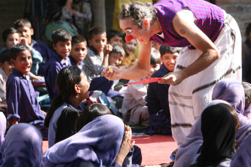 칼라 3단
Alvaro Neil, aka “Biciclown,” raises smiles from children in Pakistan.  Alvaro Neil
Alvaro Neil, aka “Biciclown,” raises smiles from children in Pakistan.  Alvaro Neil