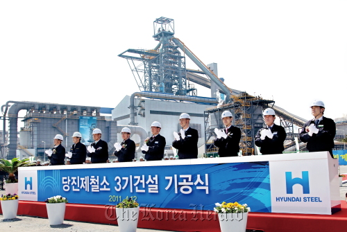 Hyundai Steel officials including vice chairman Park Seung-ha (fifth from left) at the groundbreaking ceremony for the company’s third blast furnace in Dangjin, South Chungcheong Province on Tuesday.  Hyundai Steel