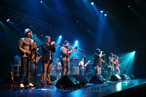 Acid jazz band Incognito held a concert in Seoul on Saturday, after a series of concerts in Japan from late March to early April, despite the quake and tsunami.  Southernstar Entertainment