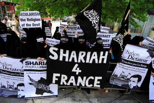 Veiled muslim women take part in a protest against France banning the wearing of Islamic veils in public, in London Monday, April 11, 2011. (AP-Yonhap News)